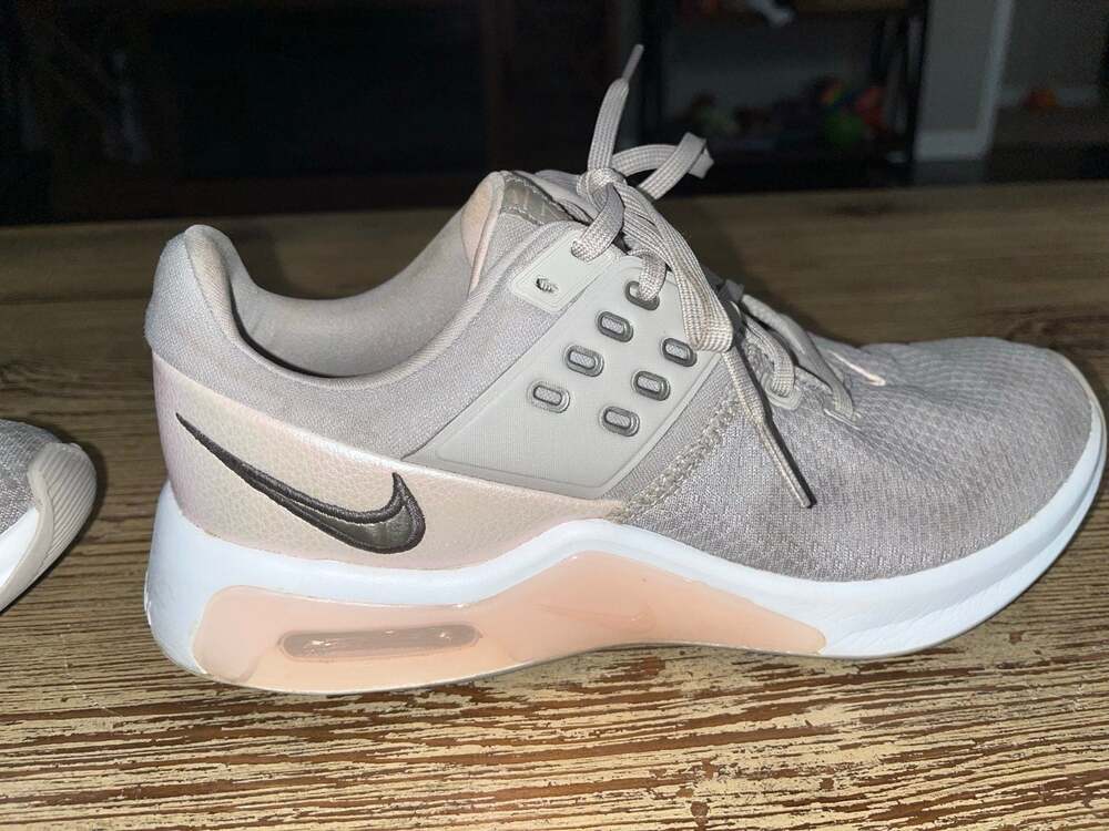 Nike Air Max Bella TR 4 Women's Size 8 Pink and White Athletic Shoes